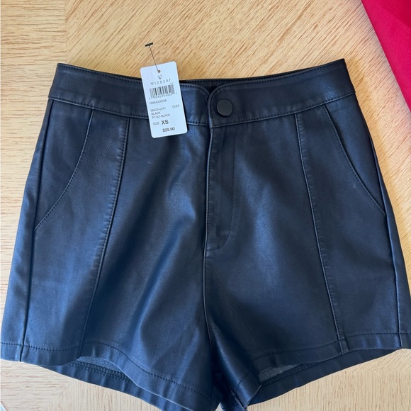 Black leather shorts - Picture 3 of 3